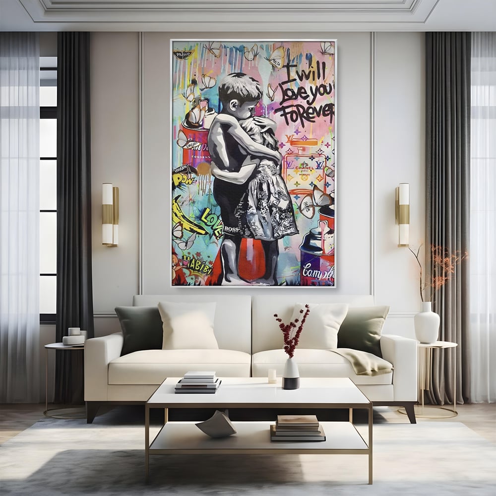 Tablou canvas cu tablou canvas cu doi copii imbratisati, in rama de aluminiu argintiu, pe perete intr-un living